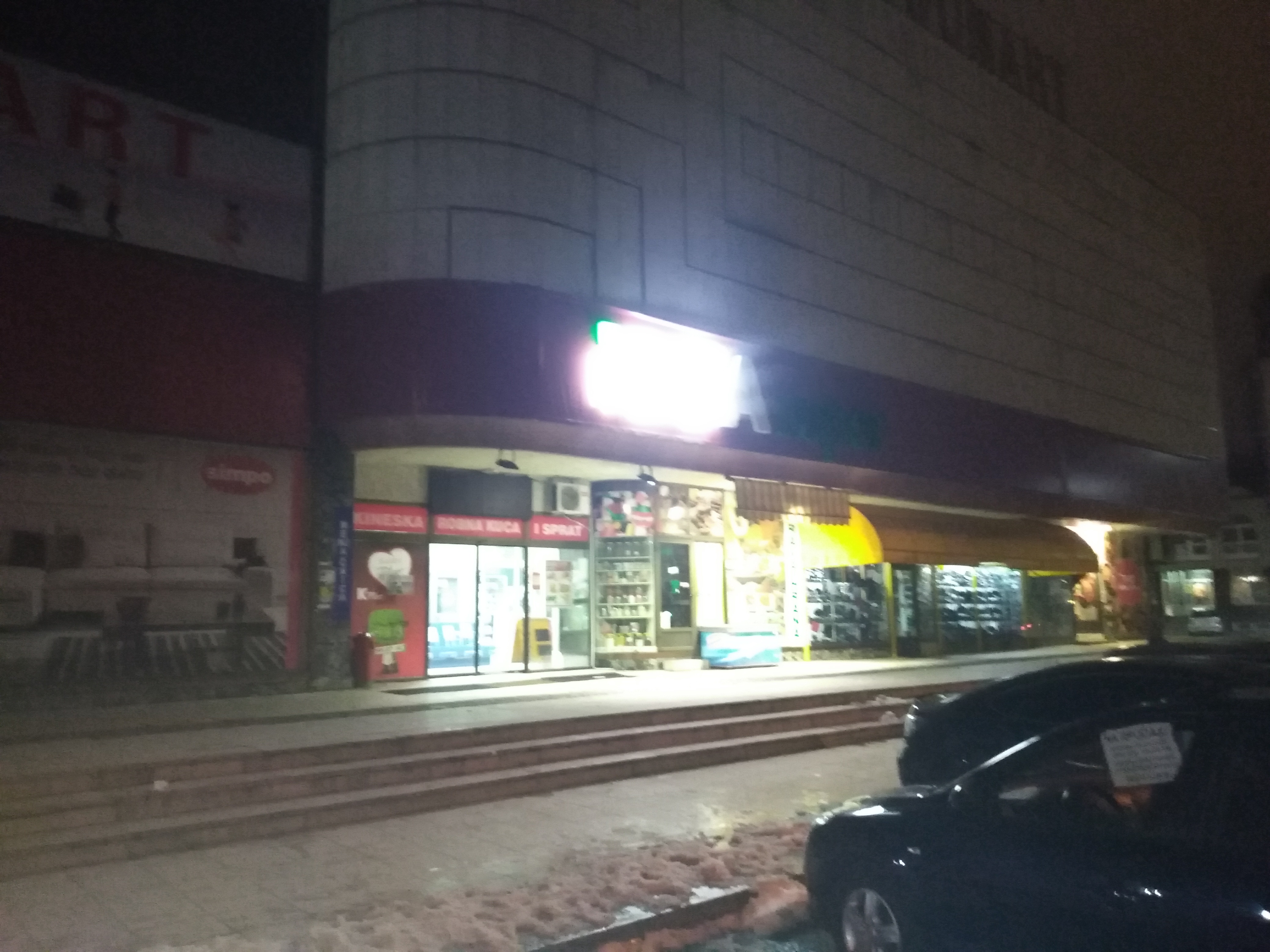 Будаком ударио касирку, ножем избо трговца